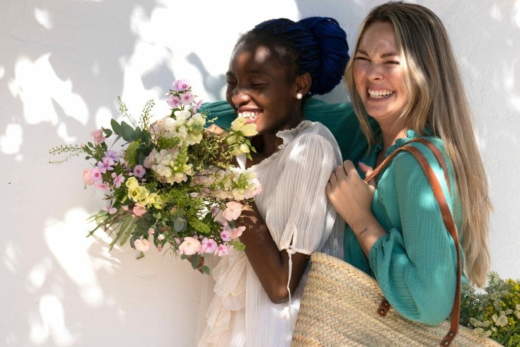 Une femme offre des fleurs pour la Fête des mères