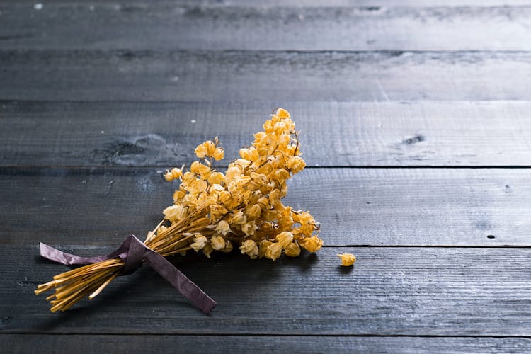 Bouquet de muguet séché avec un ruban violet