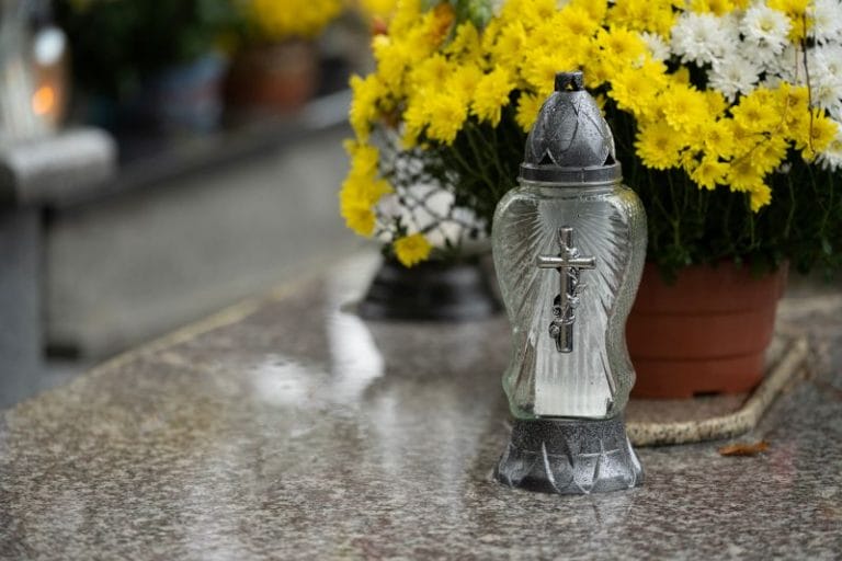 Que peut-on mettre sur une tombe au cimetière pour la décorer