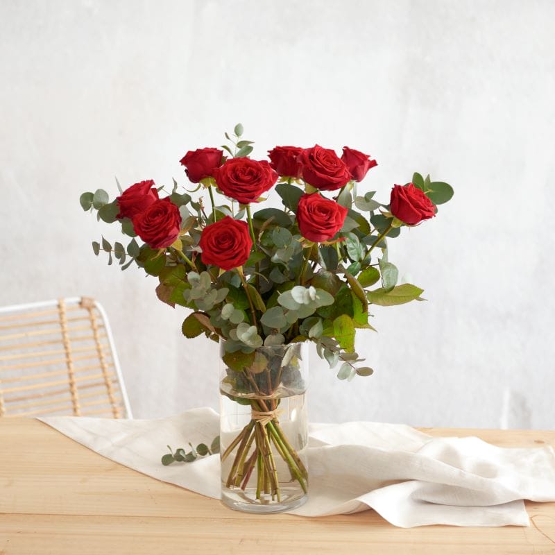 Roses rouges fraîches dans un vase
