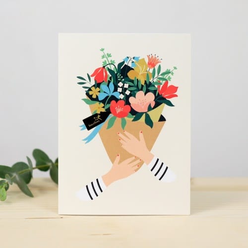 une carte avec un dessin de bouquet de fleurs