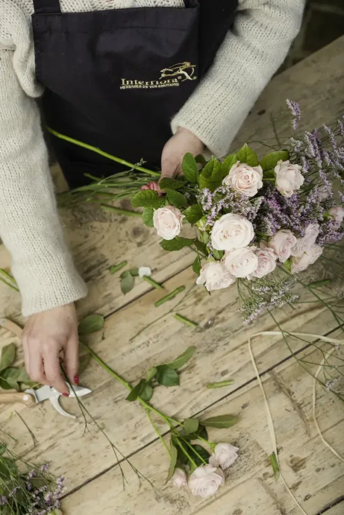 Manipuler fleurs fleuriste reseau interflora