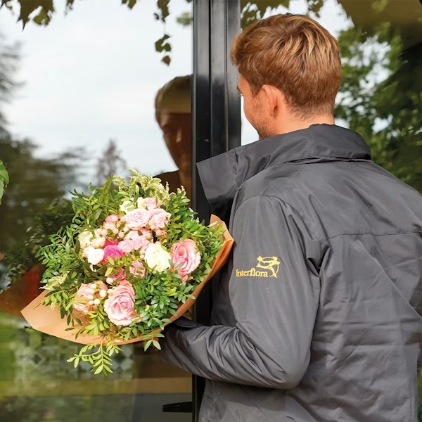 Livraison express d'un bouquet par un fleuriste Interflora