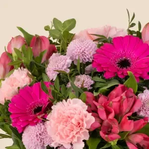 Le bouquet créatif du fleuriste rose