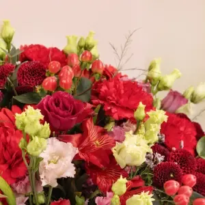 Le bouquet créatif du fleuriste rouge