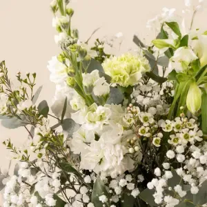 Le bouquet créatif du fleuriste blanc