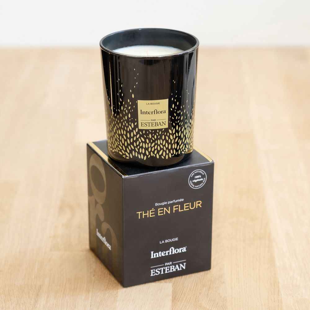 Elle et sa bougie parfumée