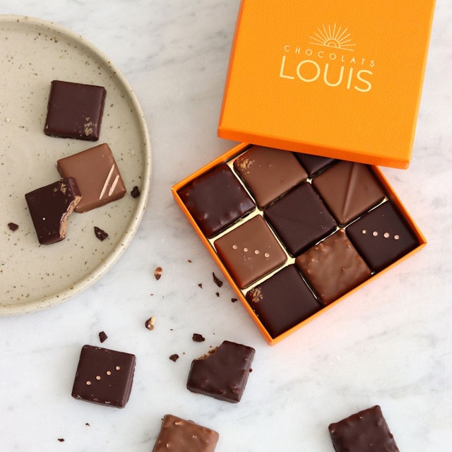 Brassée de pivoines rose pâle et ses chocolats