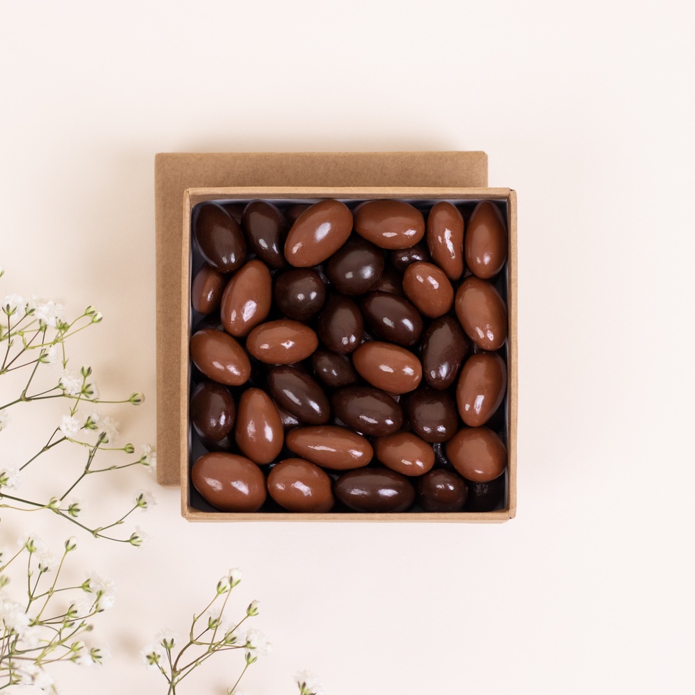 Elle et ses amandes au chocolat