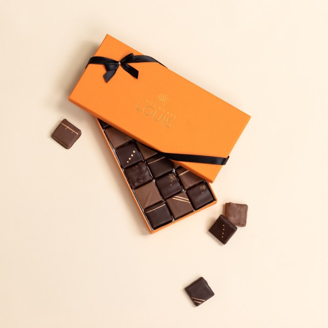 Brassée d'anémones et renoncules et ses chocolats