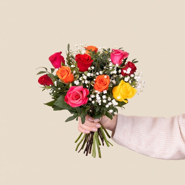 Bouquet de roses multicolores et ses amandes au chocolat