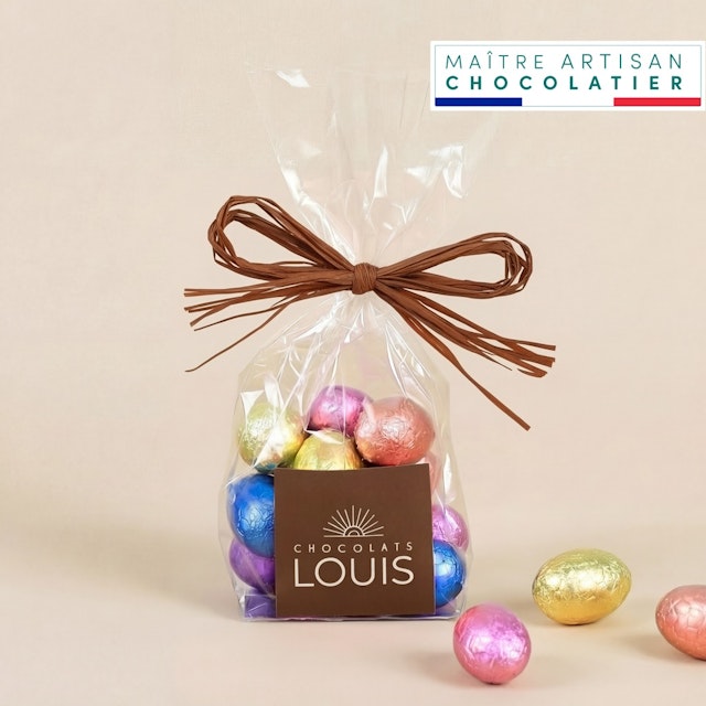 Roses multicolores et ses petits œufs de Pâques