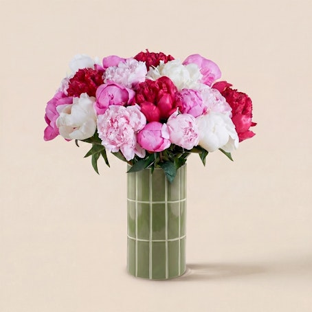 Brassée de pivoines variées et son vase