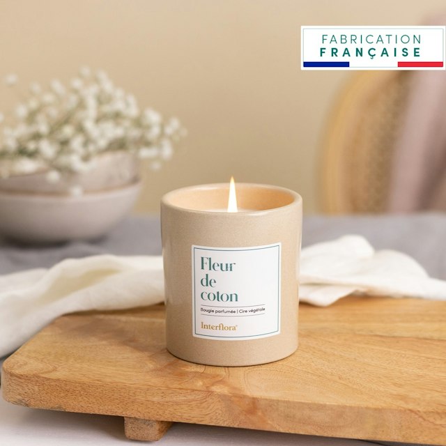 Grâce et sa bougie parfumée