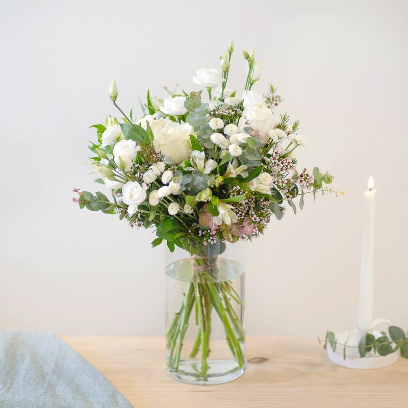 Paradis blanc : bouquet rond de fleurs variées tons blanc