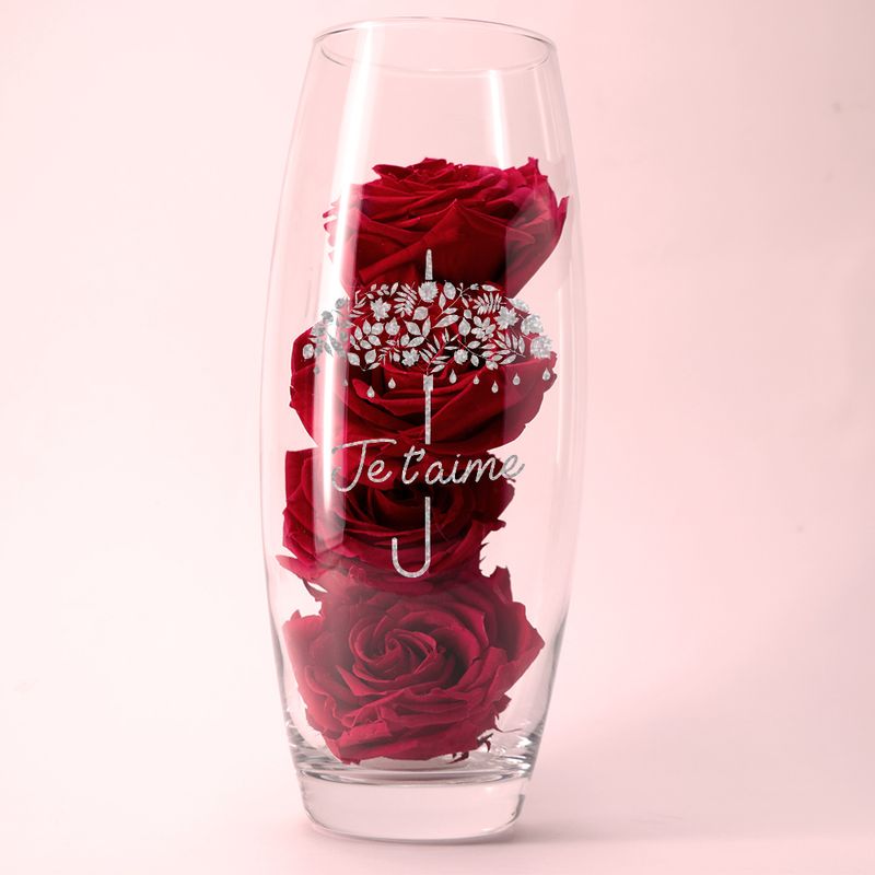 Roses rouges éternelles et leur vase gravé